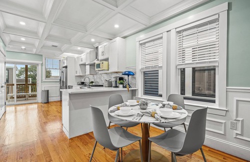 Dorchester Apartment | Cozy & Modern 3-bedroom 2- Bath Apartment 2 Min Walk to T