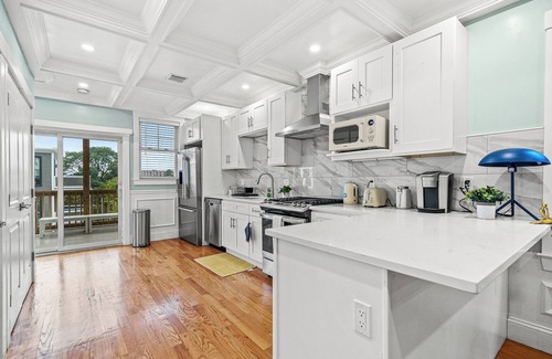 Dorchester Apartment | Cozy & Modern 3-bedroom 2- Bath Apartment 2 Min Walk to T