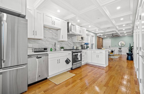 Dorchester Apartment | Cozy & Modern 3-bedroom 2- Bath Apartment 2 Min Walk to T
