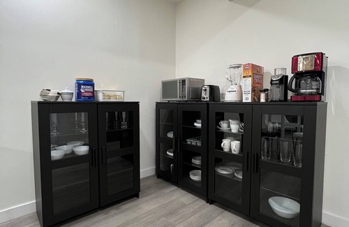 Kingsland House | Cozy & Modern 3BR Lower Unit I Private Entrance, Laundry, Fridge Microwave