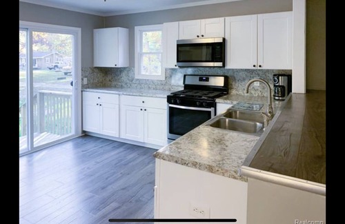 Higgins Lake House | Cozy modern 4 bedroom, 10 min walk to beach & sunset