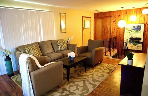 Dayton Apartment | Cozy Modern and chic 3-bed parking & 2 bath King beds10 min downtown Dayton ❤️