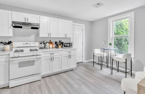 South Hackensack Apartment | Cozy Modern Apt Close to NYC! NO STEPS or Stairs