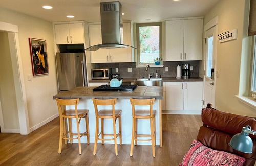 West Hills Apartment | Cozy Modern Apartment Close To Town; Walk Everywhere