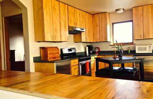 Carbondale House | Cozy Modern Apartment ~ walking distance to Carbondale's restaurants/bars/sights