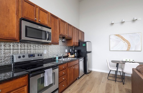 Sandusky Condo | Cozy, Modern Bay Views for Six!