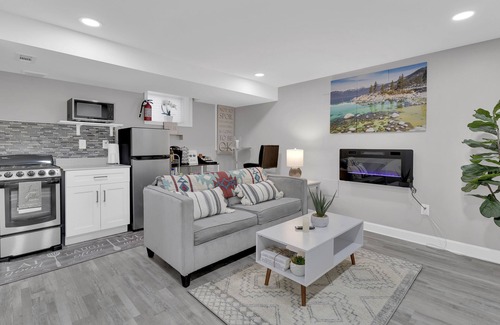 Northeast Apartment | Cozy Modern Beautiful Studio+Parking. Walk to DC Metro. Perfect for Long Stays!