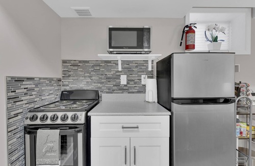 Northeast Apartment | Cozy Modern Beautiful Studio+Parking. Walk to DC Metro. Perfect for Long Stays!