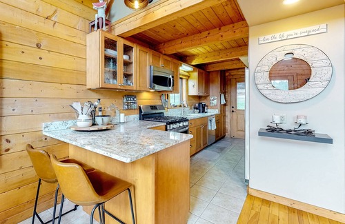 Lake Hatcher Park House | Cozy modern cabin with private hot tub, Ping-Pong, grill, deck, balcony, & W/D