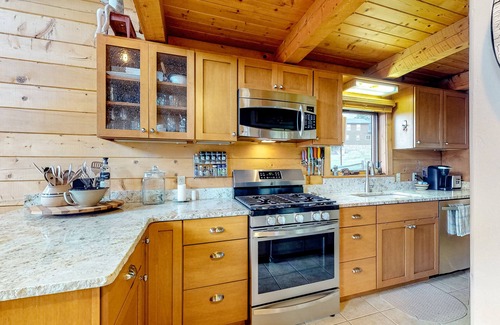Lake Hatcher Park House | Cozy modern cabin with private hot tub, Ping-Pong, grill, deck, balcony, & W/D