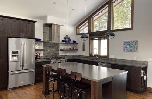 East Kootenay House | Cozy, modern cabin, close to golf course and village amenities.