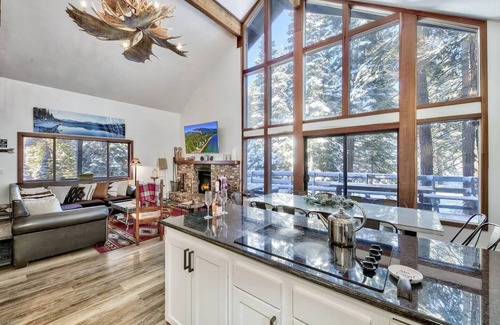 Kingswood Estates Cabin | Cozy Modern Cabin | Hot Tub & 9 Min to Northstar