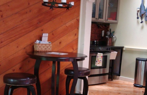 Hood Cabin | Cozy modern cabin - the squirrel's nest