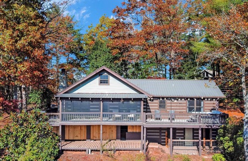 Cherry Log Cabin | Cozy Modern Cabin w/Year Round Mountain Views, Hot Tub, Pet Friendly& EV Charger