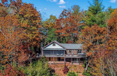 Cherry Log Cabin | Cozy Modern Cabin w/Year Round Mountain Views, Hot Tub, Pet Friendly& EV Charger