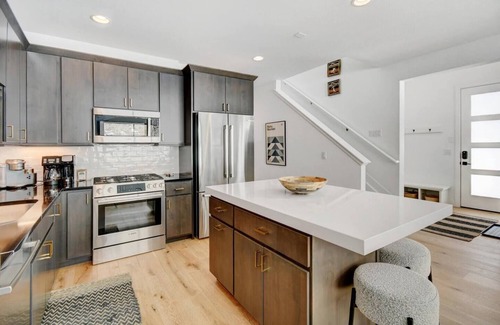 Rendezvous House | Cozy Modern Cabin w/Hot Tub - Minutes to Ski Area