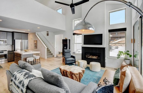 Rendezvous House | Cozy Modern Cabin w/Hot Tub - Minutes to Ski Area