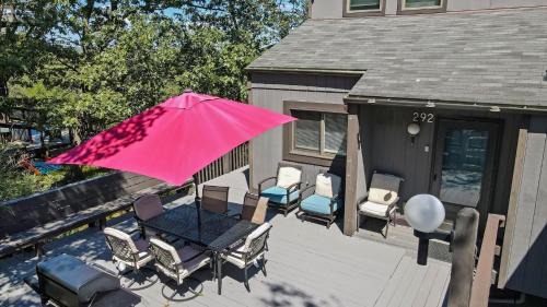 Tannersville House | Cozy Modern Camelback House