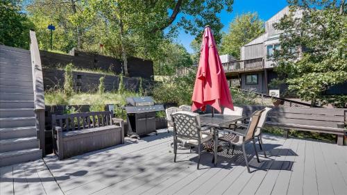 Tannersville House | Cozy Modern Camelback House