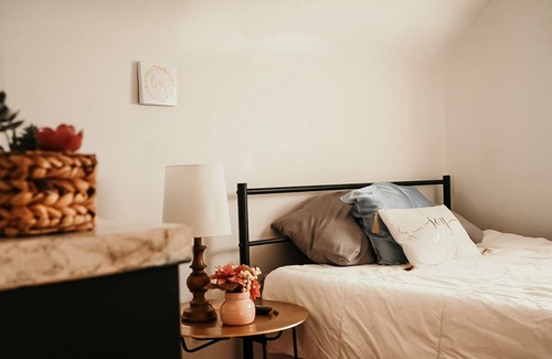 Blasdell Apartment | ✨COZY, modern close to highway- 5 min from Bill's stadium & beach! ❤️💙