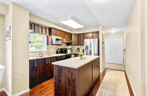 Ledbury - Heron Gate - Ridgemont - Elmwood Condo | Cozy modern condo 15 mins from DT | Free Parking | Patio