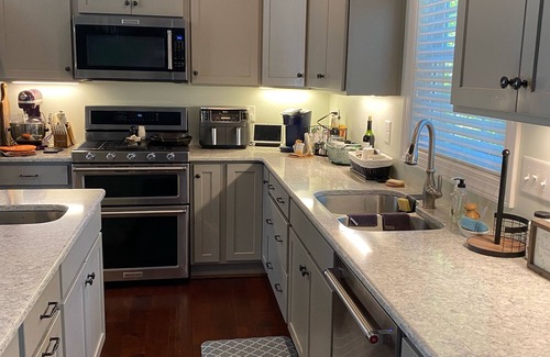 Christiansburg House | Cozy Modern Cottage Style Home minutes from VT, RU, Christiansburg Aquatic Cente