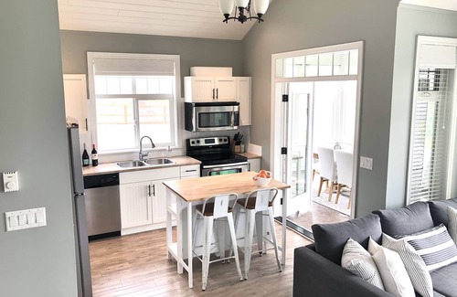 Okanagan-Similkameen Cottage | Cozy, Modern Cottage by the Lake in Wine Country