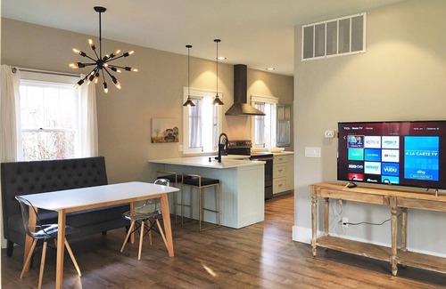 East End House | Cozy Modern Cottage in the heart of the historic district! Walk everywhere!
