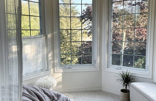 Malahide House | Cozy & modern cottage right by the lake!