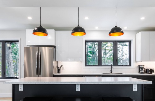 Tiny House | Cozy Modern Cottage - Walking distance to 5 beach access points