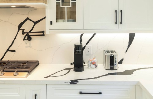 Scarborough House | Cozy Modern Family Home | 5 Bed | 5 Bath | Close to Bluffs and Downtown!