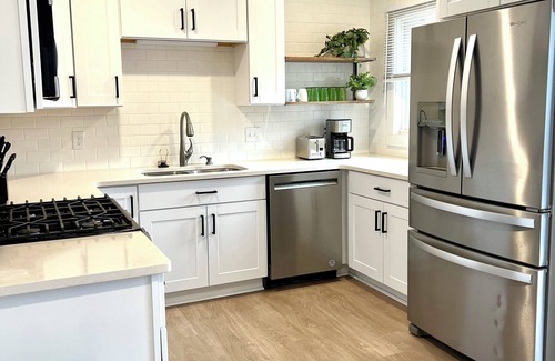 Battle Creek House | Cozy Modern Farmhouse Prime Lakeview Location
