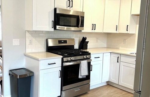 Battle Creek House | Cozy Modern Farmhouse Prime Lakeview Location