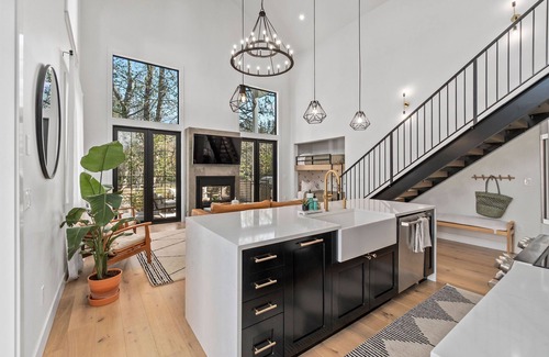 Tanner House | Cozy Modern Farmhouse on the river