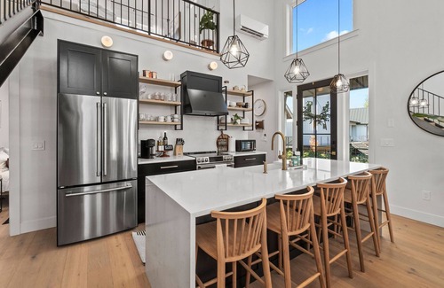 Tanner House | Cozy Modern Farmhouse on the river
