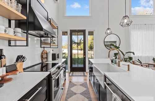 Tanner House | Cozy Modern Farmhouse on the river