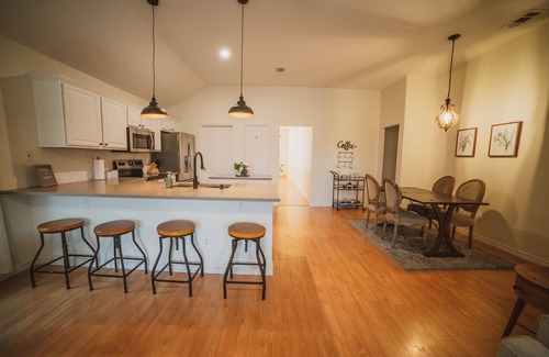 Waxahachie House | Cozy Modern Farmhouse with Pool & Hot Tub, 4BDs in Waxahachie