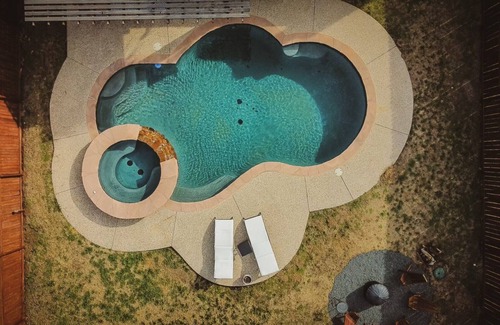 Waxahachie House | Cozy Modern Farmhouse with Pool & Hot Tub, 4BDs in Waxahachie