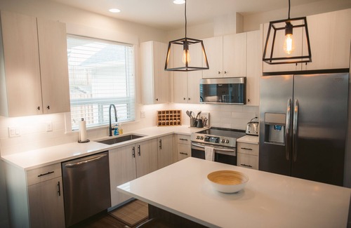 Oak Grove Other | Cozy Modern Farmhouse, King bed, great yard, pets!