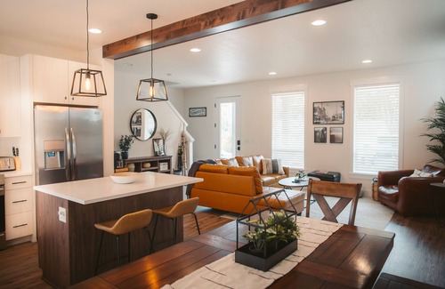 Oak Grove Other | Cozy Modern Farmhouse, King bed, great yard, pets!
