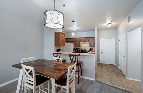 Medical Center District Apartment | Cozy & Modern | Fast WiFi | 4-min to Medical Center | 2BR & 2BA