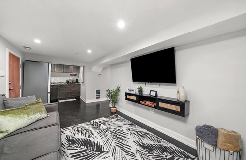 Albany Park Apartment | Cozy, Modern Garden Unit