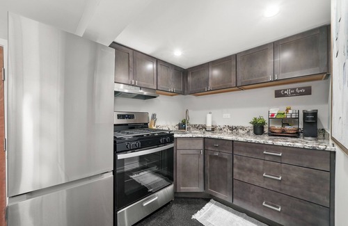 Albany Park Apartment | Cozy, Modern Garden Unit