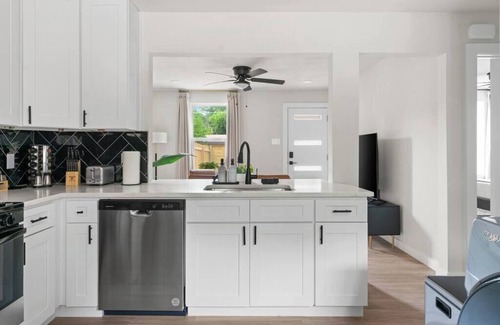 East MLK House | Cozy Modern Getaway-Near Major Hotspots & Downtown