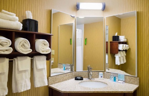 Selinsgrove Hotel | Cozy & Modern Home Base Near Susquehanna River Attractions! Parking