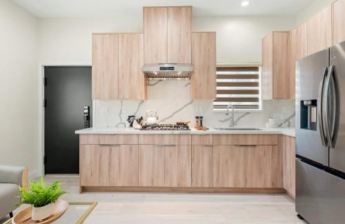 Mount Wilson House | Cozy Modern Home w Full Kitchen & Parking