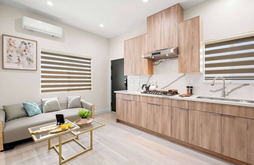 Mount Wilson House | Cozy Modern Home w Full Kitchen & Parking