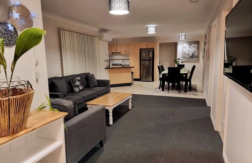Worrigee House | Cozy Modern House in Worrigee 3mins walk to Shops