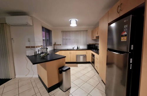 Worrigee House | Cozy Modern House in Worrigee 3mins walk to Shops