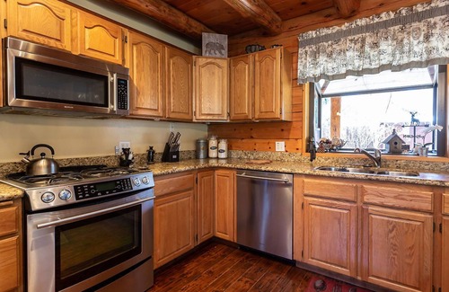 Medford Cabin | 🐾 Cozy Modern Log Home with Amazing Backyard/BBQ 3 bd 2 bth 🐾
